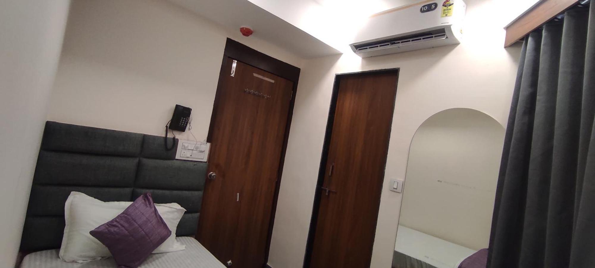 Hotel Earth Inn, Subhash Bridge, Rto Circle, Ахмедабад Экстерьер фото
