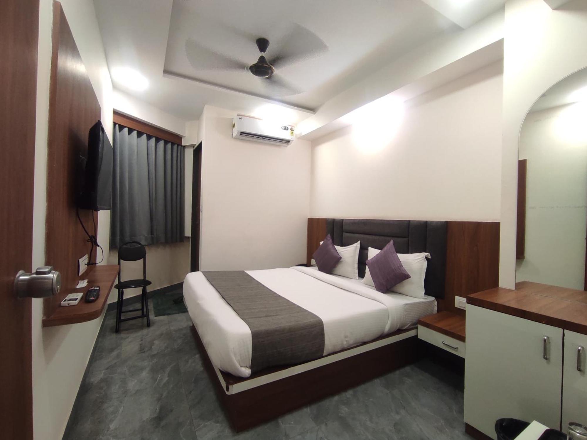 Hotel Earth Inn, Subhash Bridge, Rto Circle, Ахмедабад Экстерьер фото