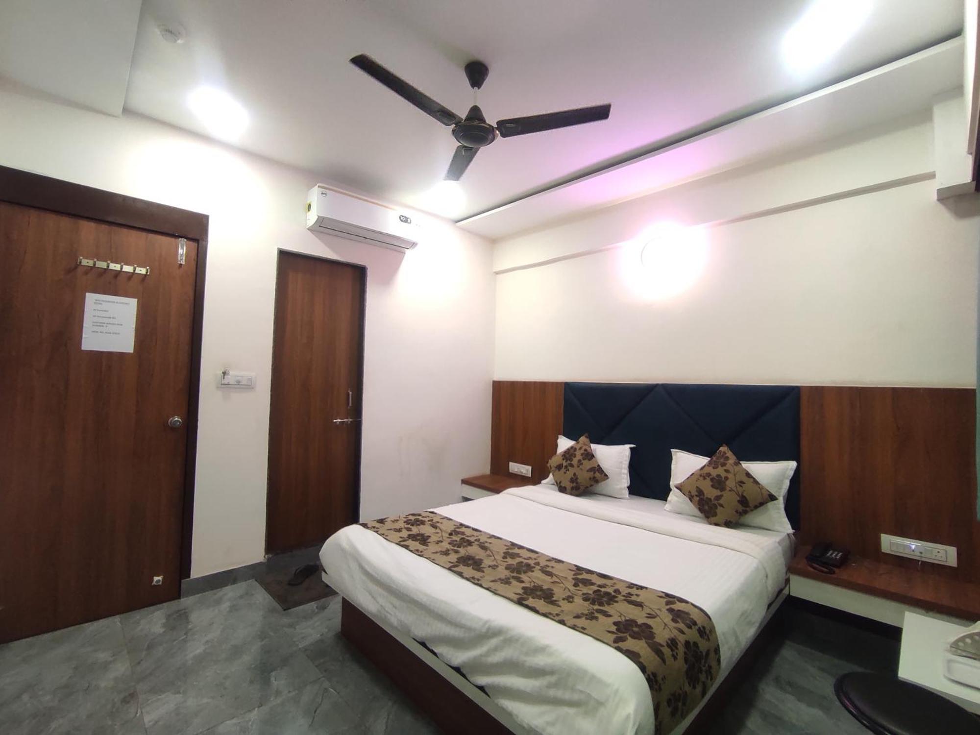 Hotel Earth Inn, Subhash Bridge, Rto Circle, Ахмедабад Экстерьер фото